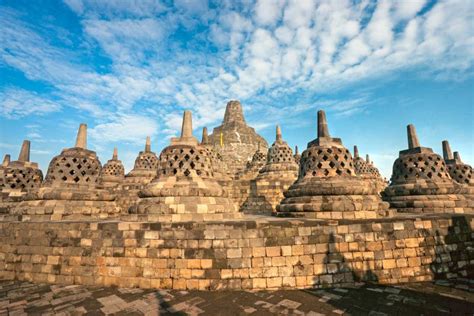 De Tempel van Borobudur; Een Monumentale Reflectie van de Boeddhistische Kosmologie en het Ontstaan van een Machtige Dinastie